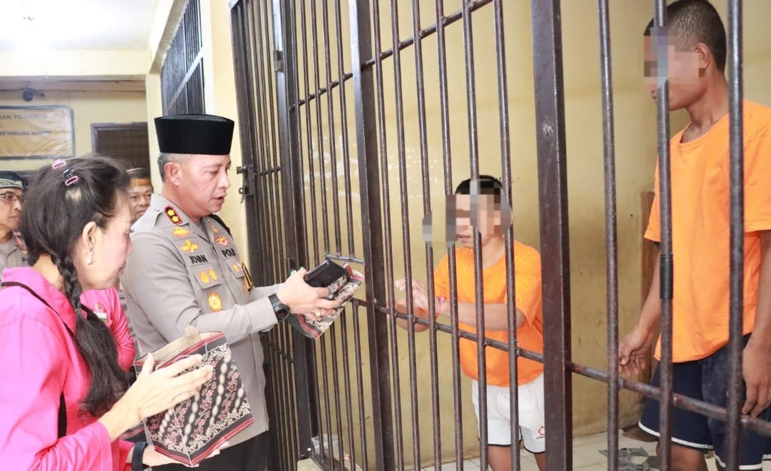 Kapolres Parigi Moutong AKBP Jovan Reagan Sumual, S.H, S.I.K, M.H, M.Tr.SOU, Bagikan Takjil Kepada Para Tahanan