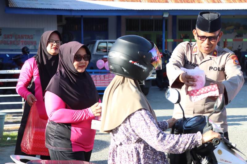 Satlantas Polres Tojo Una Una Berbagi Takjil kepada pengguna jalan di depan Mako Satlantas, Jumat (14/3/2025).