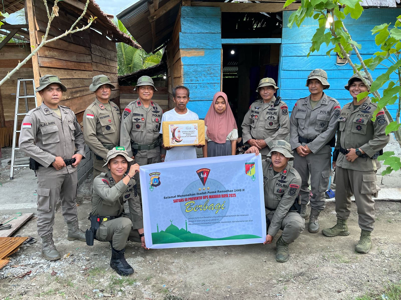 Satgas III Preventif Ops Madago Raya melaksanakan kegiatan berbagi sembako kepada masyarakat