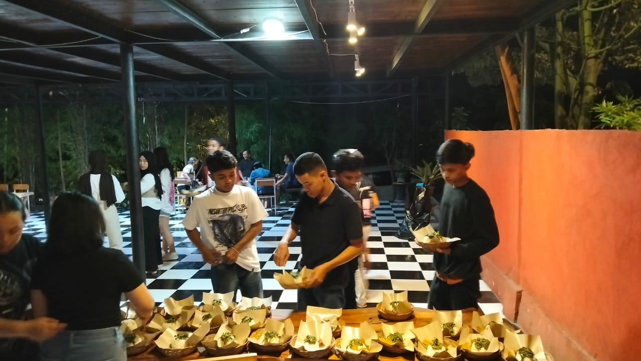 Warga Poso dan Kota Palu menunjukkan antusiasme yang tinggi dalam mengikuti kegiatan makan sahur gratis yang digagas oleh Kaops Madago Raya