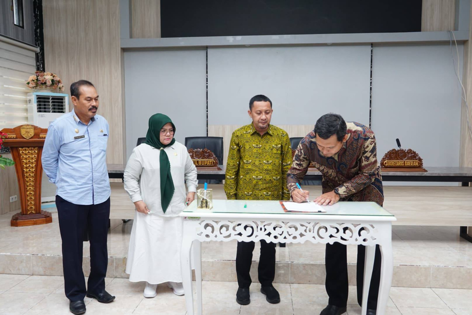 Penyerahan hasil pemeriksaan oleh Ketua Tim Pemeriksa BPK Perwakilan Sulawesi