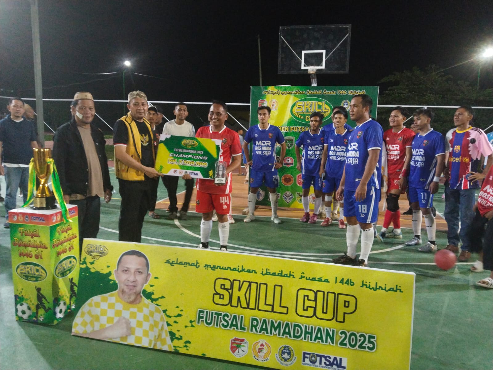 Bupati Tojo Una-Una, Ilham Lawidu, SH secara resmi menutup Turnamen Futsal Ramadhan SKILL Cup tahun 2025