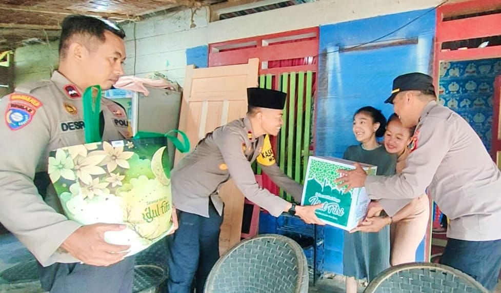 Penyandang disabilitas mendapat sentuhan hati dari Kapolsek Mori Atas dan jajarannya (foto: Ist)