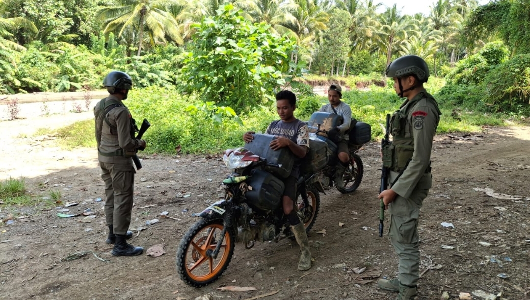 Satgas III Preemtif Operasi Madago Raya melalui empat pos kamtibmas, yaitu Tamanjeka, Kalora, Tabalu, dan Masamba, rutin melaksanakan razia kendaraan di wilayah operasi khususnya Kabupaten Poso, Sabtu (1/3/2025).