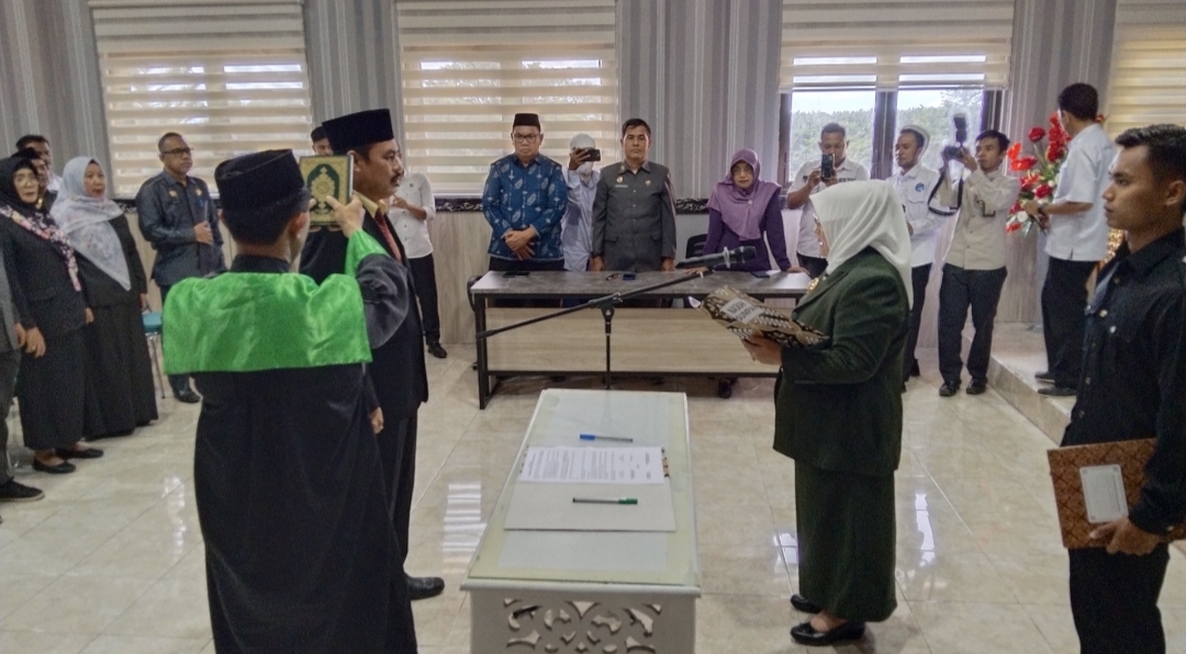 Wakil Bupati Surya, S.Sos, M.Si melantik Alfian Matajeng, S.Pd, MAP sebagai Penjabat Sekretaris Daerah Kabupaten Tojo Una-Una, Rabu (5/3/2025) di ruang rapat kantor Bupati Tojo Una-Una.