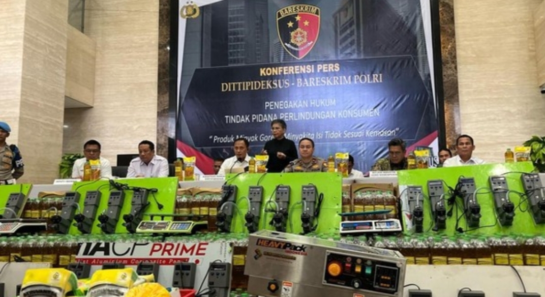 Foto: Direktur Tindak Pidana Ekonomi Khusus (Dirtipideksus) Badan Reserse Kriminal (Bareskrim) merilis temuan kecurangan produsen MinyaKita di Depok (Rumondang/detikcom)