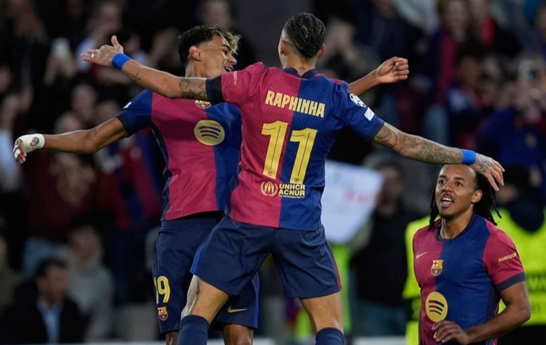 Selebrasi Lamine Yamal dan Raphinha dalam laga Liga Champions antara Barcelona vs Benfica, Rabu (12/3/2025). (c) AP Photo/Emilio Morenatti