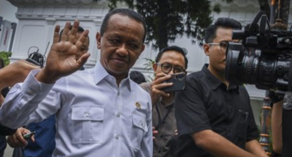 Menteri ESDM Bahlil Lahadalia merilis aturan bahwa semua produsen dispenser air minum di Indonesia wajib menggunakan label hemat energi dalam produk mereka. (ANTARA FOTO/Galih Pradipta).