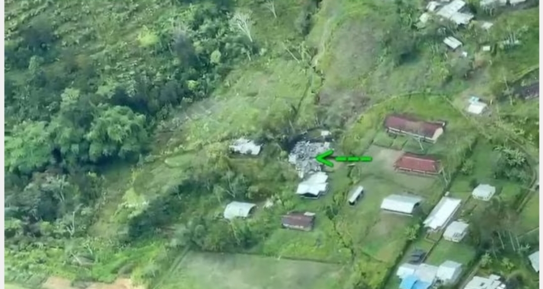 Foto: OPM bakar sejumlah bangunan sekolah dan rumah guru di Kampung Anggruk, Yahukimo. (dok. Istimewa)