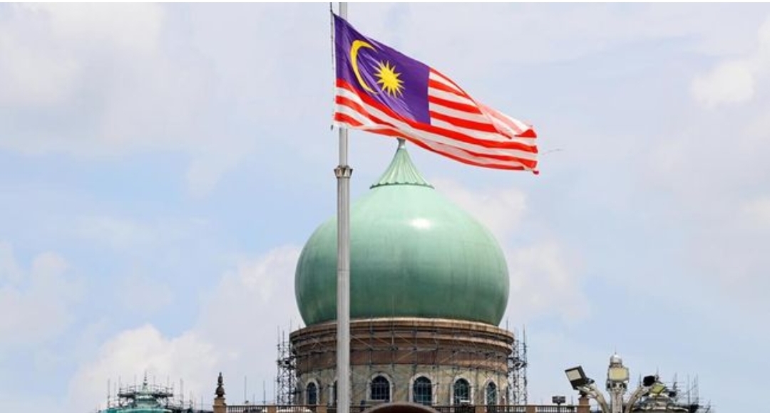 Foto: Bendera Malaysia di Perdana Putra, kompleks kantor Perdana Menteri di Putrajaya (Photo by Tim de Waele/Getty Images)