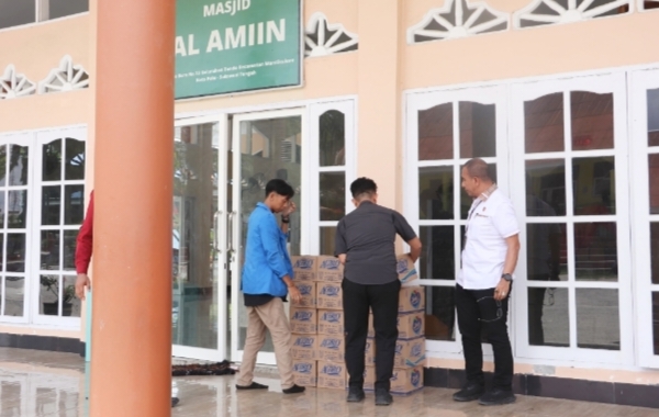Ditreskrimum Polda Sulteng dengan mendistribusikan sebanyak 100 doa air mineral yang dibagi-bagikan ke masjid-masjid yang ada di Kota Palu, Selasa (11/3/2025)
