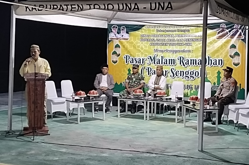 Pj Sekda Touna Alfian Matajeng membuka secara resmi Pasar malam Ramadhan 1446 H / 2025 M, di Pasar Sentral Ampana, Sabtu malam (15/3/2025).