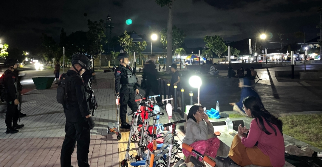 Tim Patra Brimob turun langsung ke tengah masyarakat, menggelar patroli malam hingga dini hari serta patroli religi ke sejumlah rumah ibadah.