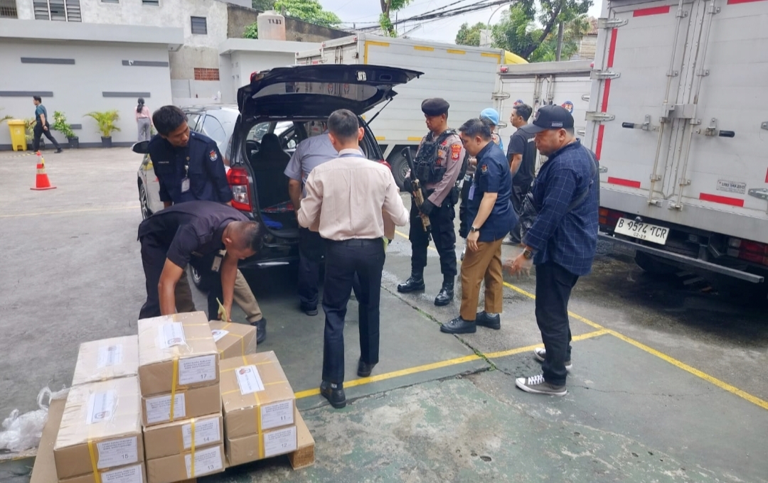 Surat suara dengan mengawal dari pabrik percetakan hingga ke Gudang KPU Banggai.