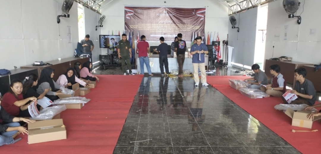 Operasi Mantap Praja Tinombala melaksanakan pengamanan pelipatan surat suara untuk pemungutan suara ulang (PSU) Pilkada, di KPU Kabupaten Banggai, Kamis (20/3/2025).