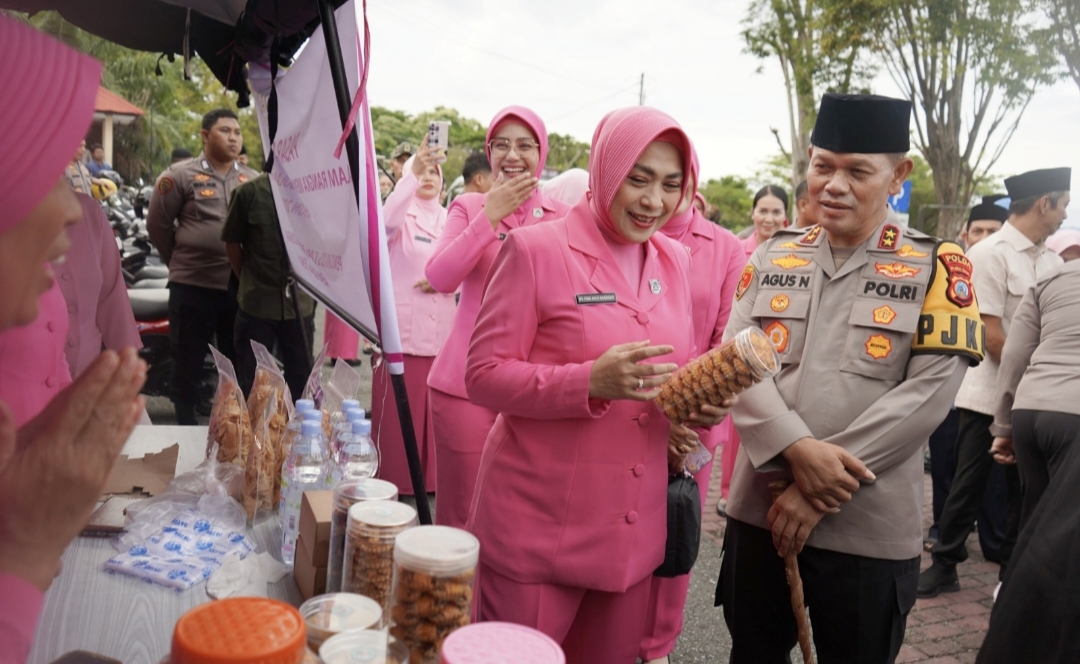 Kapolda Sulteng Irjen Pol Dr. Agus Nugroho, S.I.K., S.H., M.H., bersama Ketua Bhayangkari Daerah Sulteng, Ibu Fera Agus Nugroho, melaksanakan Safari Ramadhan 1446 H/2025 M, Rabu 19/3/25 sore, di Kabupaten Donggala.