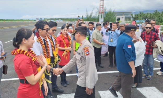 Penerbangan perdana pesawat Wings Air di Bandara Tanjung Api Ampana, Sabtu (22/3/2025).