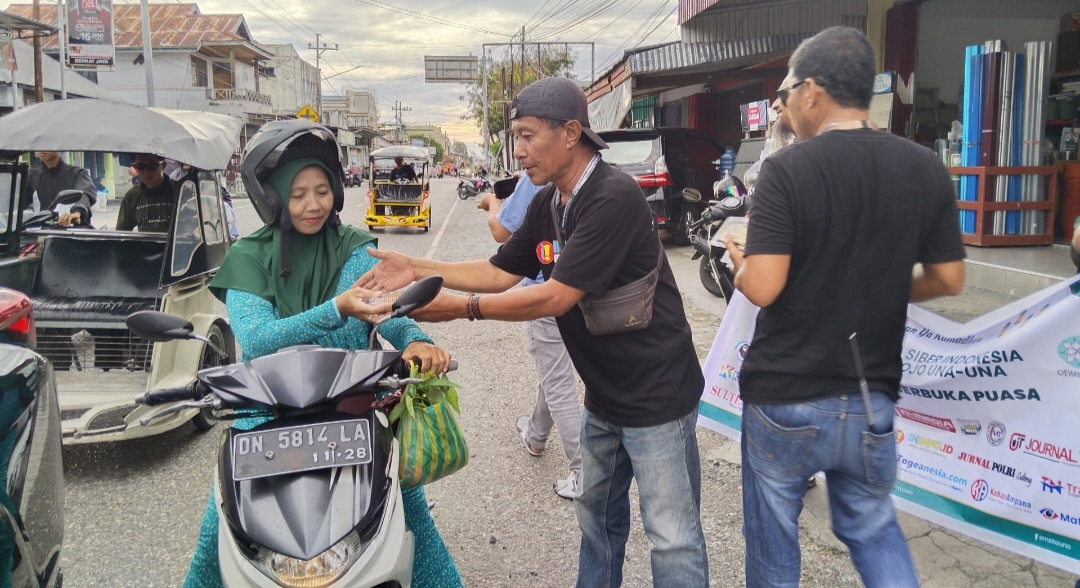 Serikat Media Siber Indonesia (SMSI) Tojo Una-Una, melakukan kegiatan sosial dengan bagi-bagi ratusan paket takjil gratis, Selasa (25/3/2025).