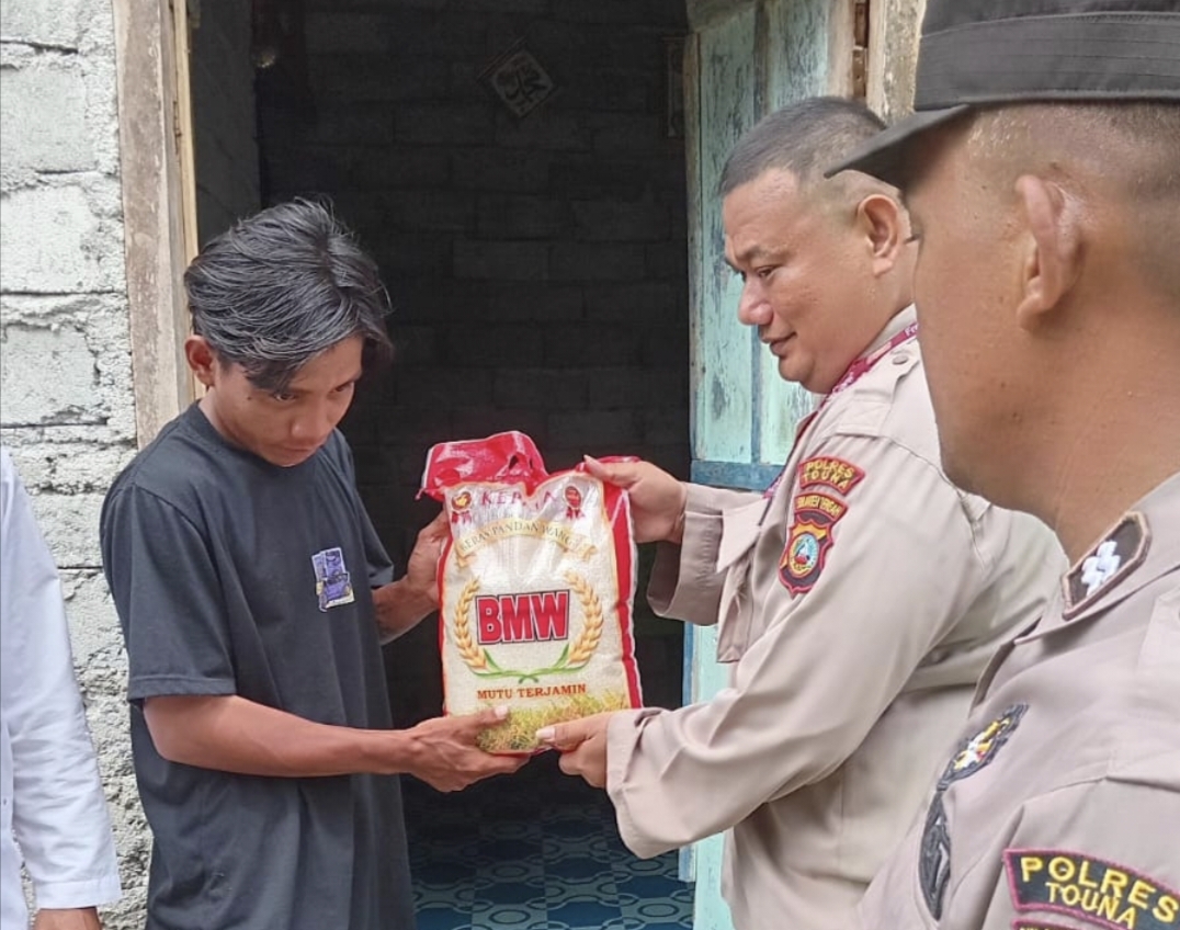 Polres Tojo Una Una, penyaluran Zakat Fitrah Kepada Masyarakat Yang Berhak Menerima