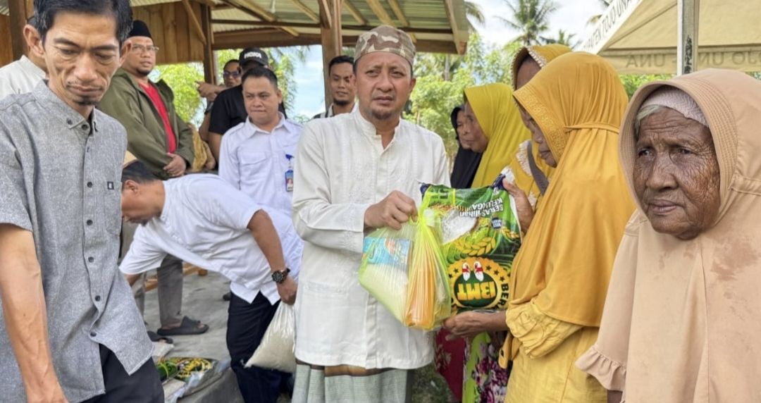 Bupati Touna disalurkan kepada warga yang membutuhkan di tiga kecamatan, yaitu Ampana Kota, Ampana Tete, dan Ratolindo.