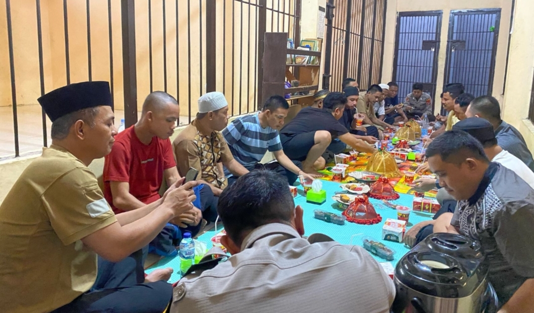Polres Touna, buka bersama dengan para tahanan, Jumat petang (28/3/2025).