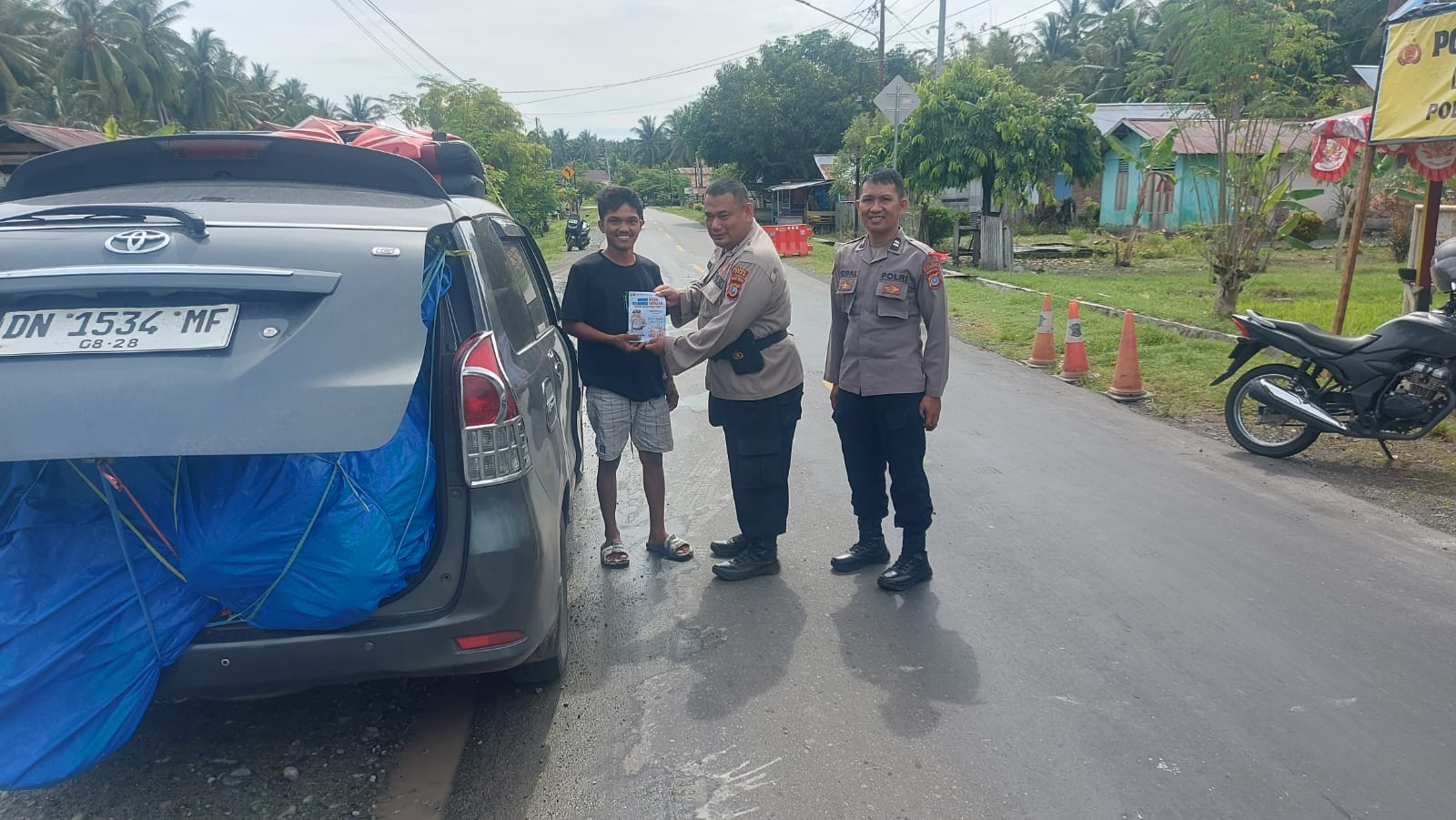 Sosialisasi dengan membagikan stiker bertemakan Mudik Aman, Keluarga Nyaman, Selasa (01/4/2025).