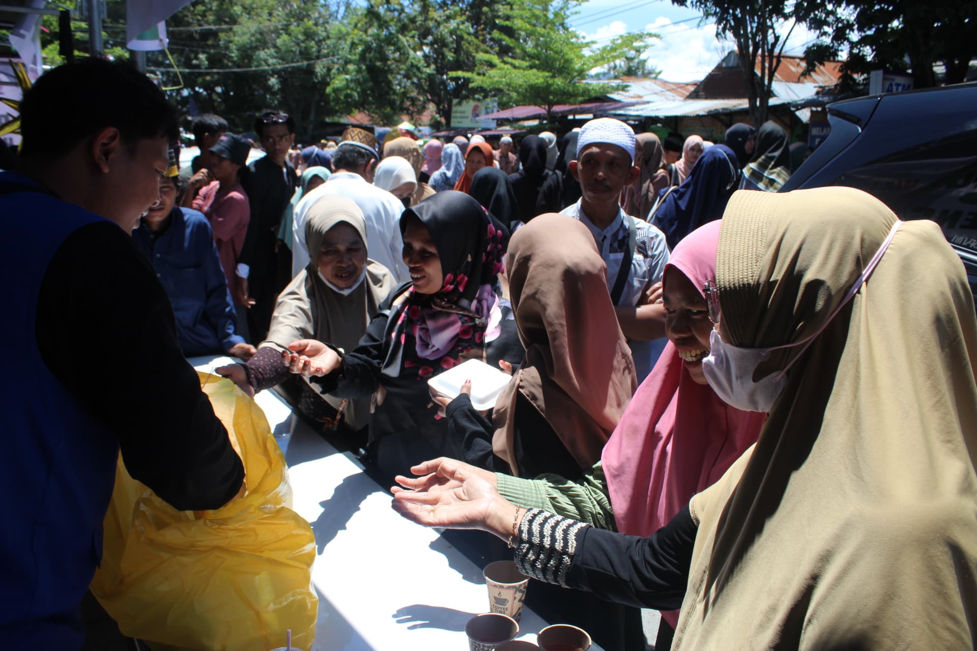 FKUB Sulteng, membagikan ratusan paket makanan dan minuman gratis kepada jemaah yang menghadiri peringatan haul ke-57 Guru Tua atau Sayyid Idrus bin Salim Aljufri (SIS Aljufri) pendiri Perguruan IslamAlkhairaat