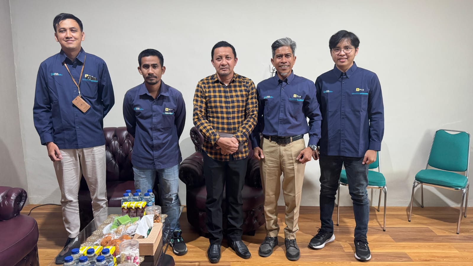 Bupati Tojo Una-Una, Ilham Lawidu (Tengah), melakukan audiensi dengan Kepala PLN Unit Pelaksana Proyek Ketenagalistrikan (UPPK) Palu (Foto: Linda Prokopim)