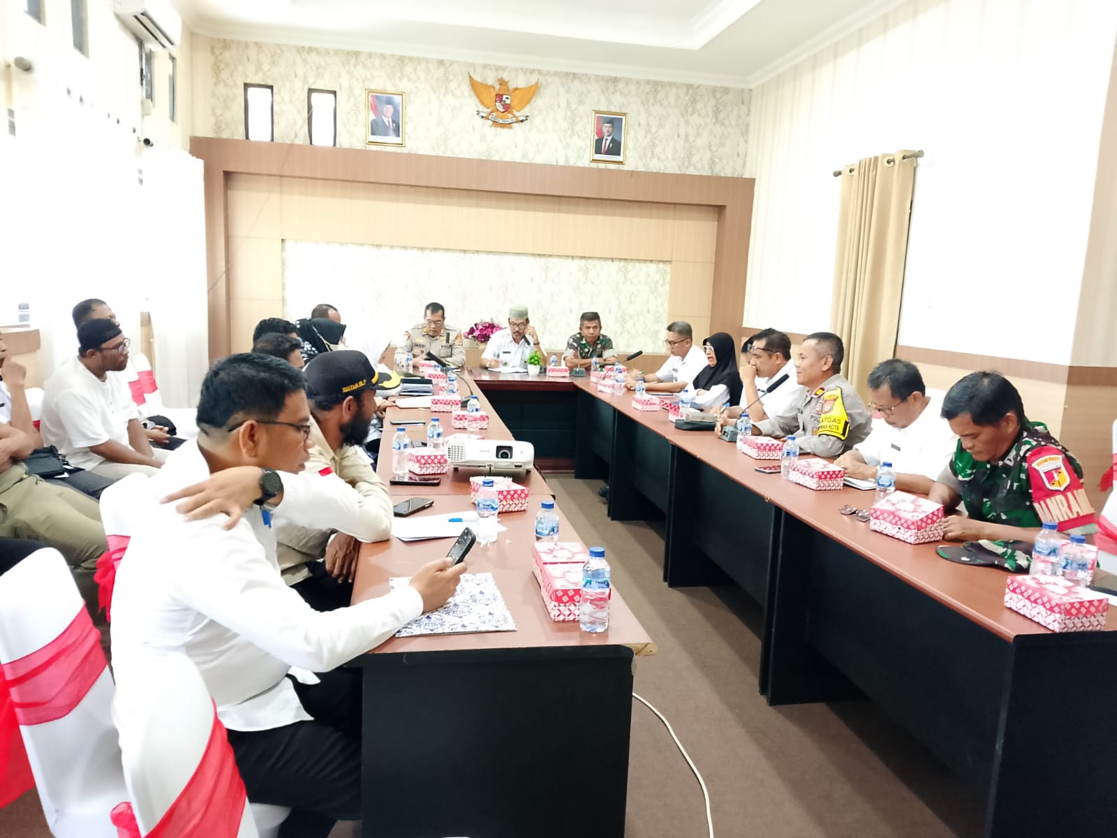 Pemerintah Kabupaten Tojo Una Una gelar rapat dalam rangka membahas penertiban para pedagang yang berjualan dipinggir Jalan Trans Sulawesi dan dibahu Jalan Pasar Sore Kelurahan Dondo serta dipinggir pantai Kelurahan Uentanaga bawah, Kecamatan Ratolindo, Rabu (16/4/2025).