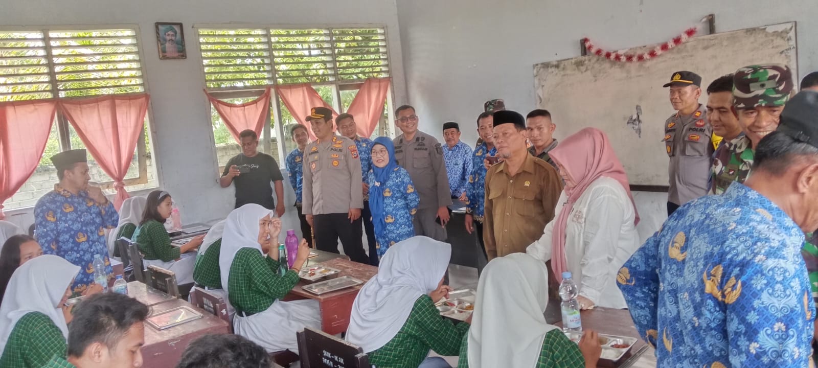 Foto Humas Polres Touna: Bupati Ilham Lawidu saat meninjau langsung pemberian MBG di SMP Negeri 3 Ampana Kota, SMK Informatika dan Komputer Ampana Kota serta SMK Negeri 3 Ampana Kota, Kamis (17/4/2025).
