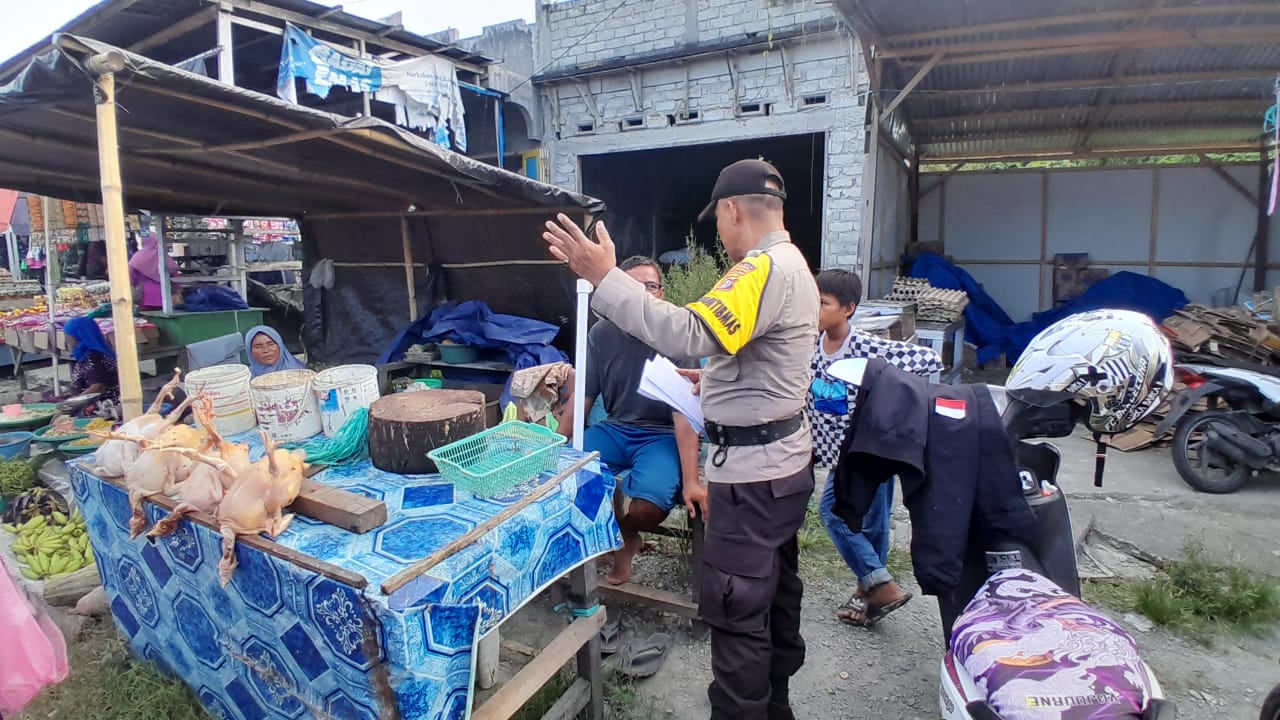 Himbauan kepada para pedagang kaki lima yang menempati bahu jalan di Pasar Sore Kelurahan Dondo Kecamatan Ratolindo, Kamis (17/4/2025).