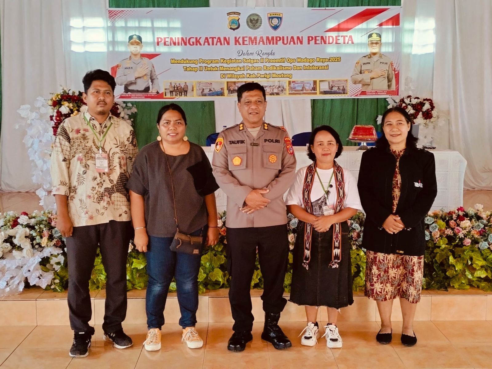 Satuan Tugas (Satgas) II Preemtif Operasi Madago Raya melaksanakan kegiatan Peningkatan Kemampuan Pendeta di Aula Desa Sumbersari, Kecamatan Parigi Selatan, Kabupaten Parigi Moutong, pada Kamis (17/4/2025).