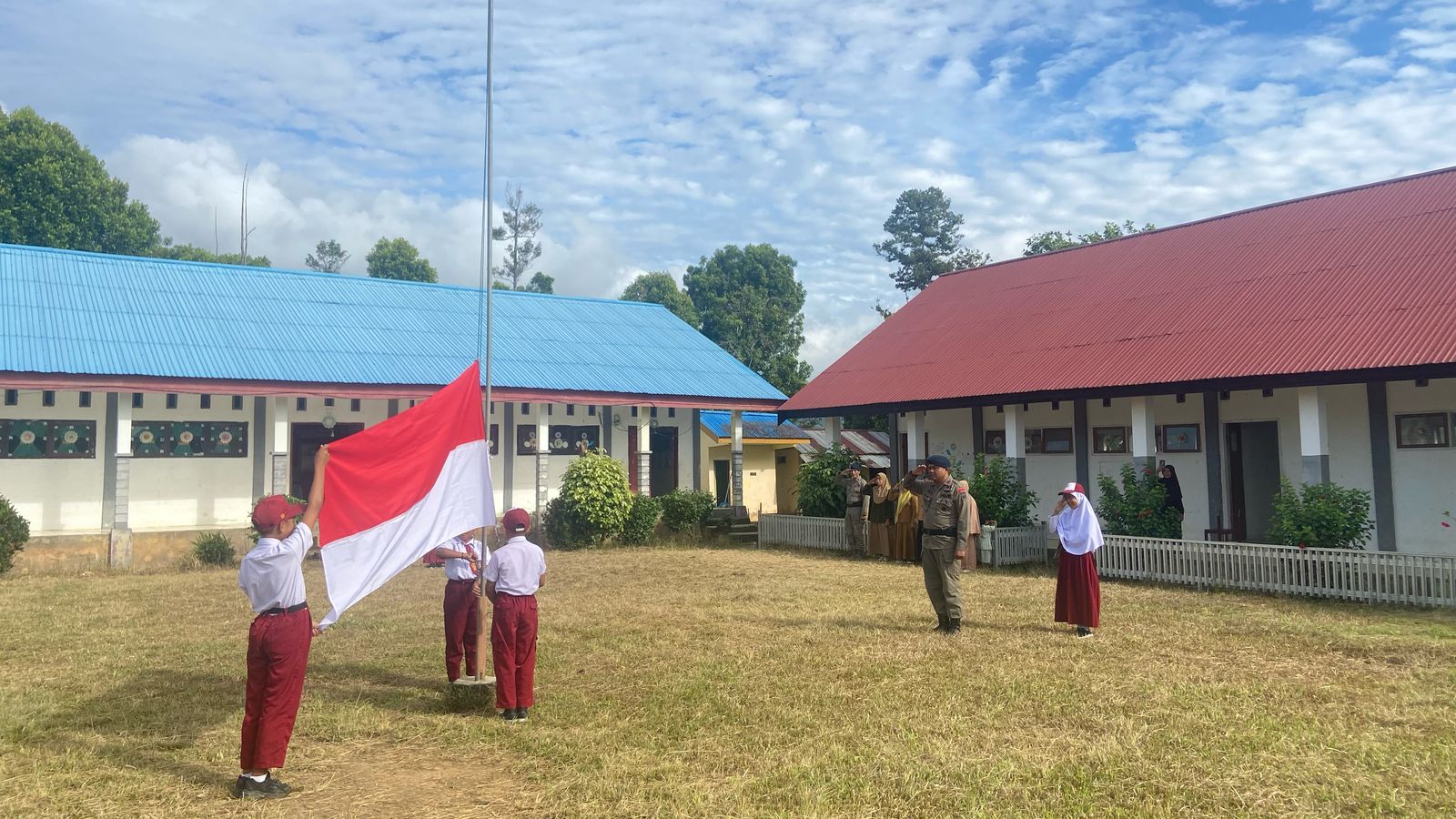Melalui Pos Kamtibmas Masamba dan Tamanjeka, personel melaksanakan kegiatan upacara bendera bersama siswa-siswi di SDN Saatu dan SDN Ratalemba Tamanjeka, pada Senin (21/4/2025).