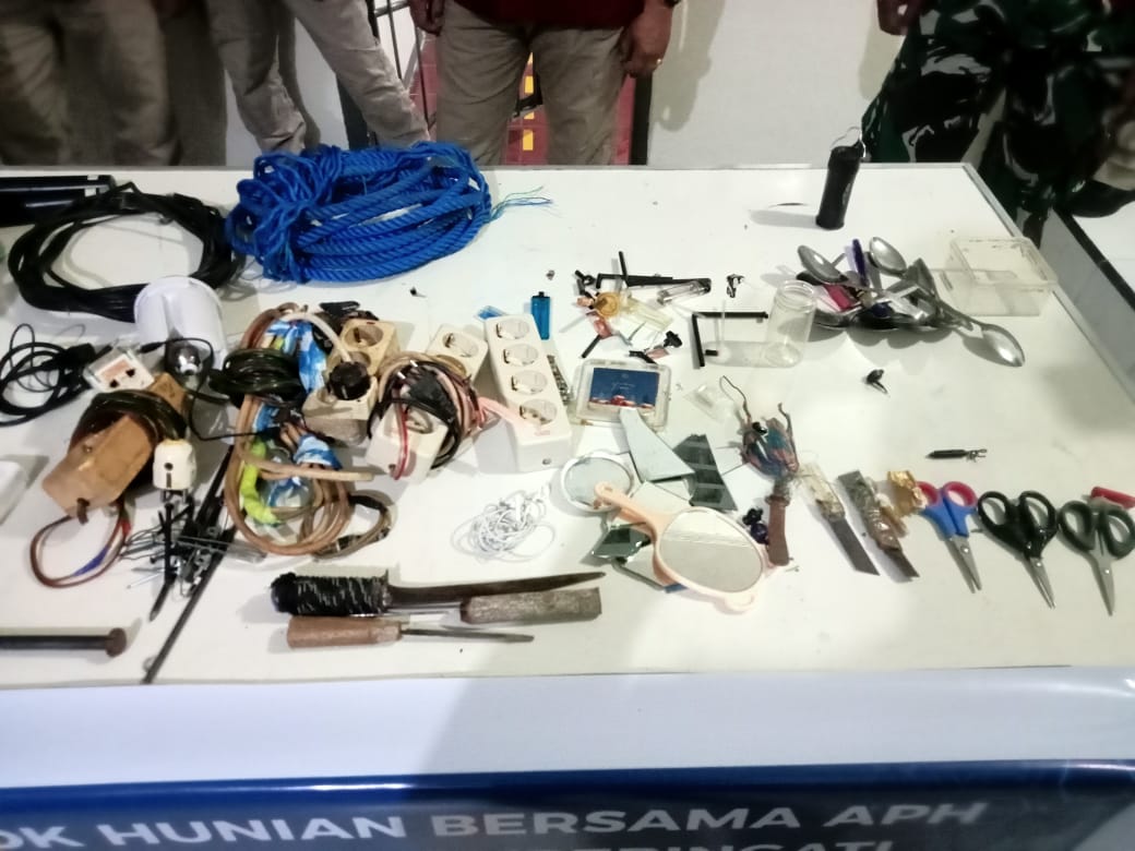 Ditemukan dan disita beberapa barang yang dilarang