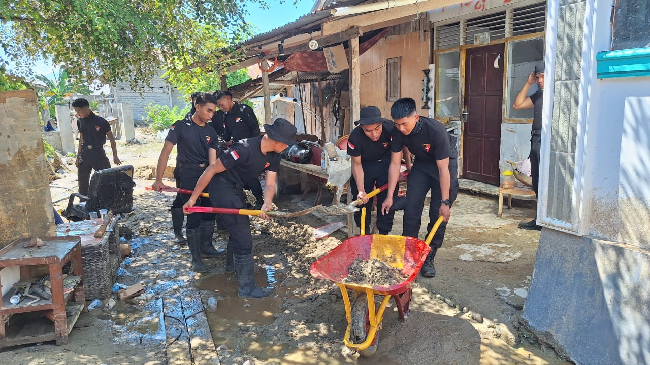 Respons Cepat Brimob Atasi Banjir