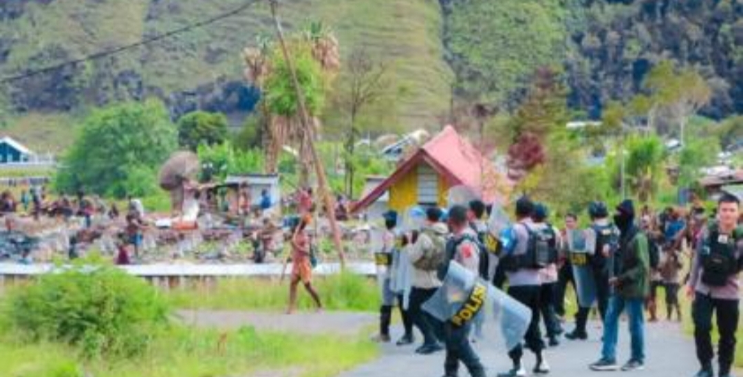 Konflik pilkada antara massa pendukung paslon 01 dan 02 di Pilkada Puncak Jaya, Papua Tengah. (Foto: iNews/Nathan Making)
