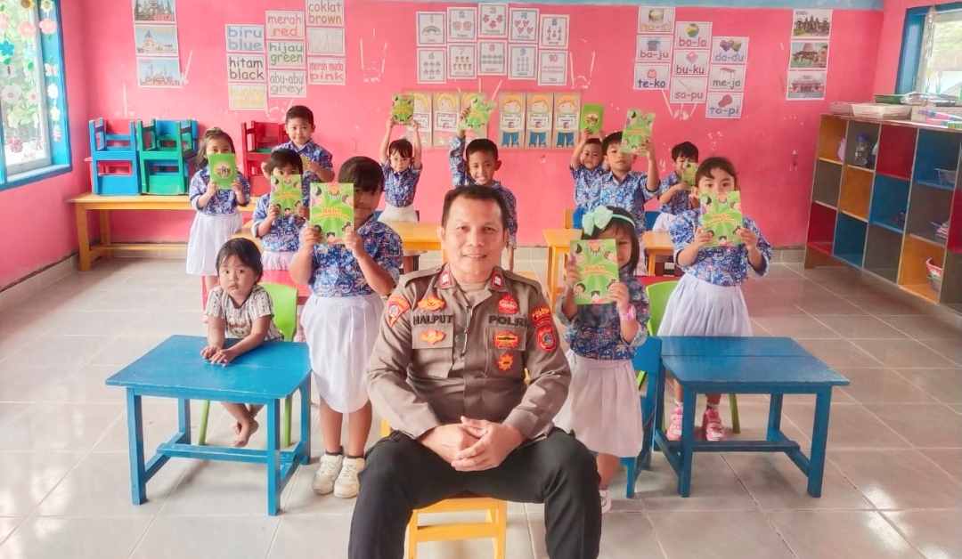 Satgas II Preemtif Ops Madago Raya Aiptu Halput Tarusu, S.Th, yang merupakan Rohaniawan Polri, melakukan kunjungan dan tatap muka dengan anak-anak Taman Kanak-Kanak (TK) Peniel di Kelurahan Lombogia, Kecamatan Poso Kota Utara, Kabupaten Poso, pada Kamis (10/4/2025).