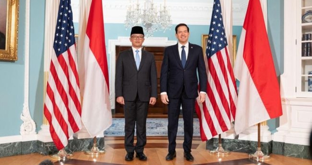 Foto: Menteri Luar Negeri RI, Sugiono dengan Menlu AS, Marco Rubio bersalaman jelang melakukan pertemuan bilateral di Kementerian Luar Negeri AS, Washington D.C., pada Rabu (16/4/2025). (Dok. Kementerian Luar Negeri)