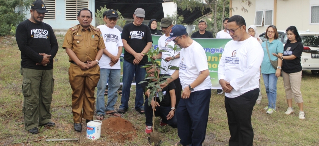 Forum Kerukunan Umat Beragama (FKUB) Provinsi Sulawesi Tengah menggelar aksi tanam pohon di halaman Kantor FKUB Sulteng di Kota Palu, Selasa (22/4) sore.