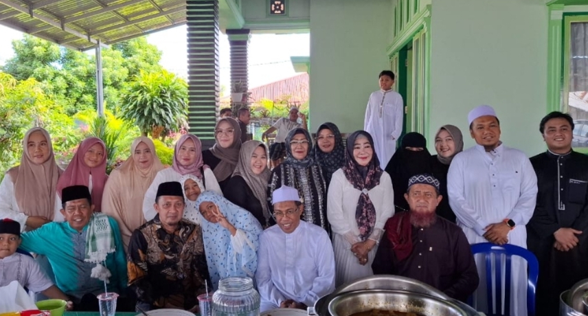 Momen Kebersamaan Bupati Tojo Una-Una, Ilham Lawidu, SH, langsung melakukan kunjungan silaturahmi ke kediaman mantan Bupati Tojo Una-Una periode sebelumnya, Mohammad Lahay, MM,