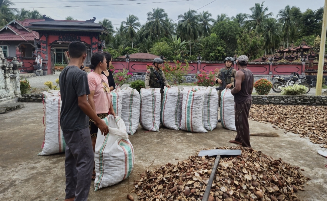 Pos Kamtibmas melaksanakan kegiatan sambang silaturahmi dengan warga di wilayah operasi Kabupaten Poso, pada Kamis (3/4/2025).