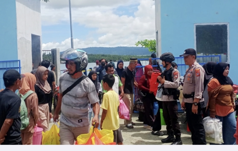 Personel Pos Pengamanan (Pos PAM) Uebone Ops Ketupat Tinombala 2025 Polres Tojo Una Una melaksanakan patroli di Pelabuhan Feri Uebone.