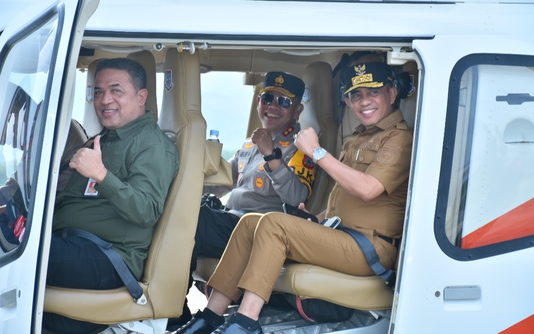 Kapolda Sulteng Irjen Pol Dr. Agus Nugroho bersama Gubernur Dr. Anwar Hafid bertolak dari Bandara Mutiara Sis Aljufri Palu menuju Kabupaten Banggai menggunakan pesawat Helicopter Polri, Sabtu (5/4/2025)