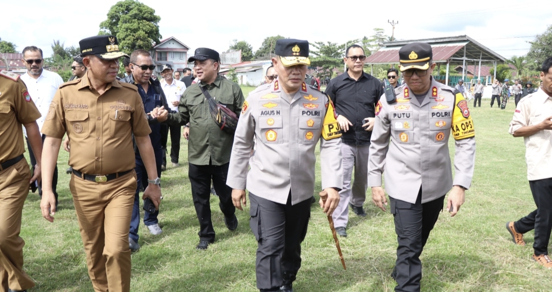 Kapolda Sulteng, Irjen Pol. Dr. Agus Nugroho, S.IK., SH., MH bersama Gubernur Sulteng, Anwar Hafid melakukan pemantauan pelaksanaan Pemungutan Suara Ulang (PSU) Pilkada Banggai di Kecamatan Toili, Sabtu (5/4/2025).