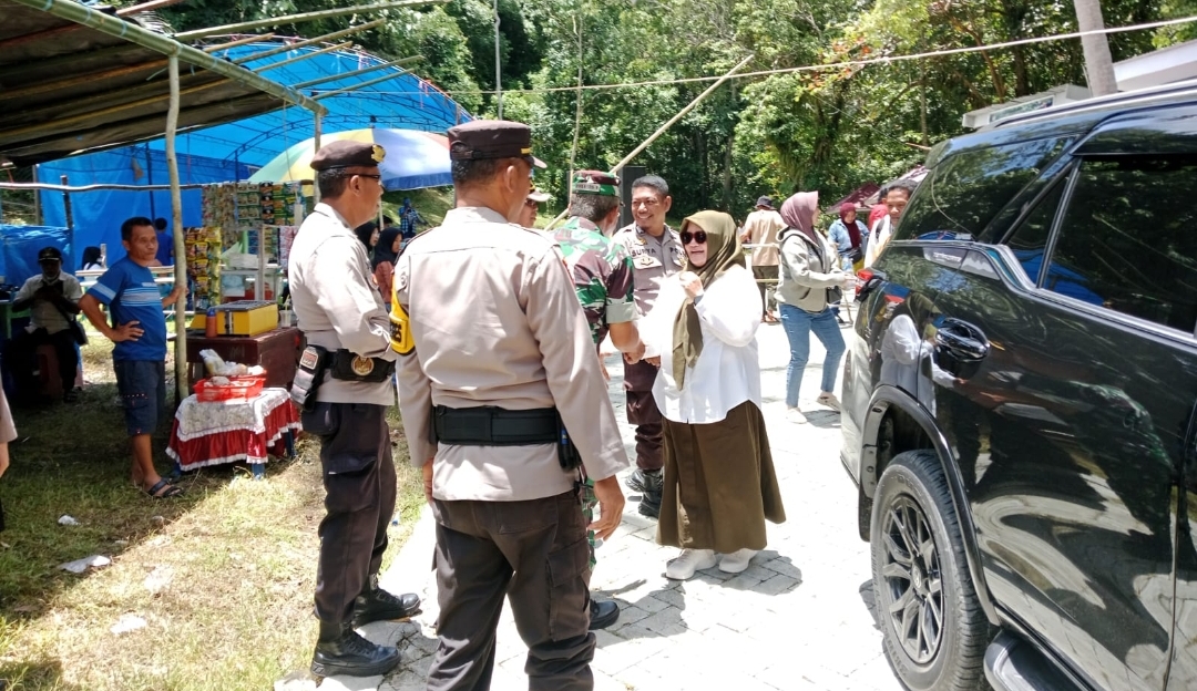 Personel Polres Tojo Una Una melaksanakan pengamanan kegiatan silaturahmi