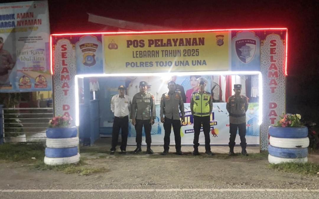 Polres Touna. Operasi Ketupat Tinombala 2025 melaksanakan pengaturan lalu lintas di depan Posyan Kota Ampana, Sabtu (5/4/2025)
