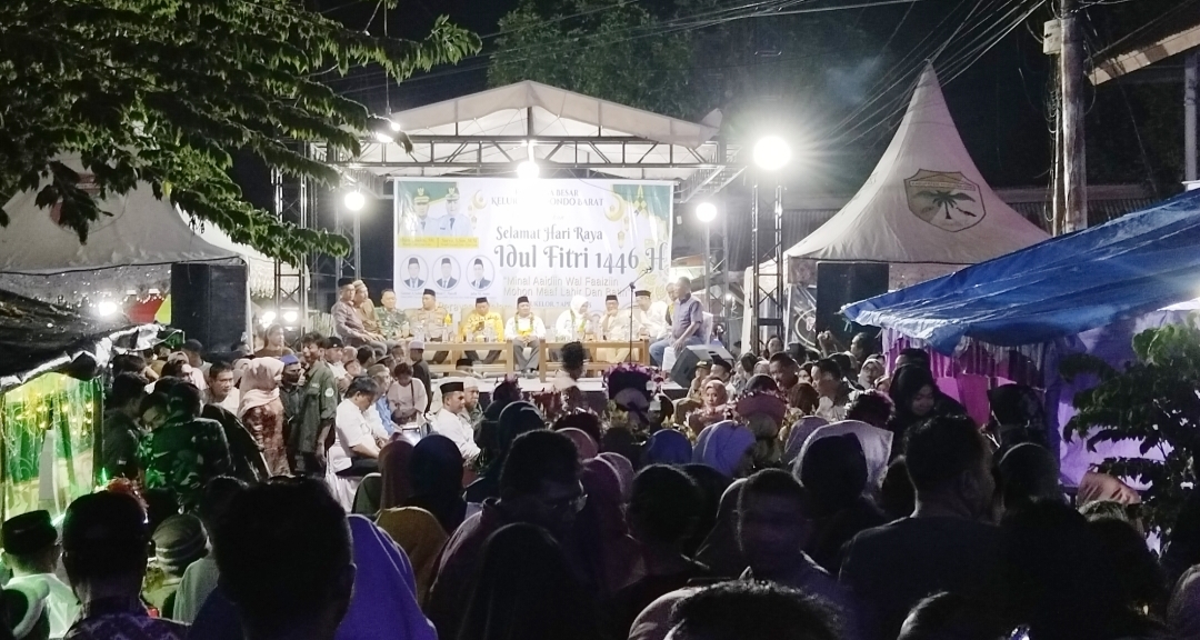 Bupati Tojo Una-Una (Touna), Ilham Lawidu, SH didampingi Wakil Bupati Tojo Una-Una, Surya, S.Sos, M.Si menghadiri sekaligus membuka resmi perayaan hari raya ketupat di Kelurahan Dondo Barat, Kecamatan Ratolindo, Senin (7/4/2025).