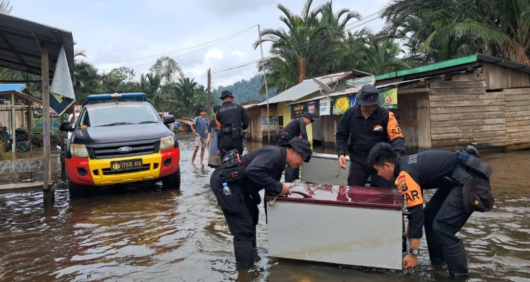 Brimob Polda, membantu warga mengangkat barang-barang dan mengevakuasi
