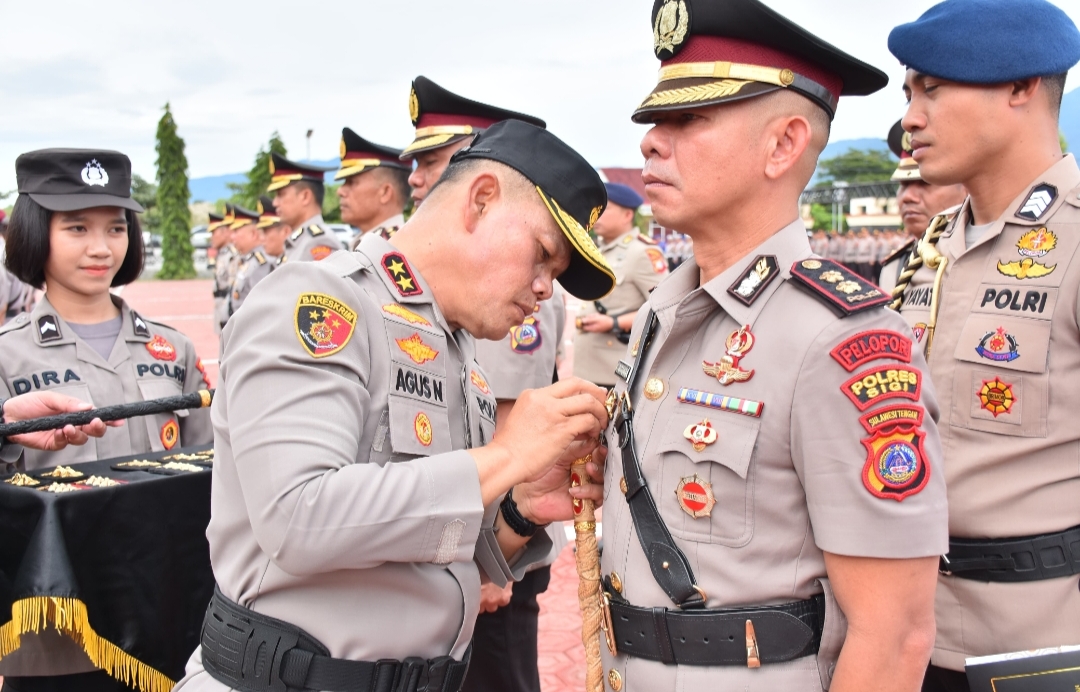 Kapolda Sulawesi Tengah, Irjen Pol. Dr. Agus Nugroho, memimpin langsung upacara serah terima jabatan (sertijab) terhadap delapan pejabat
