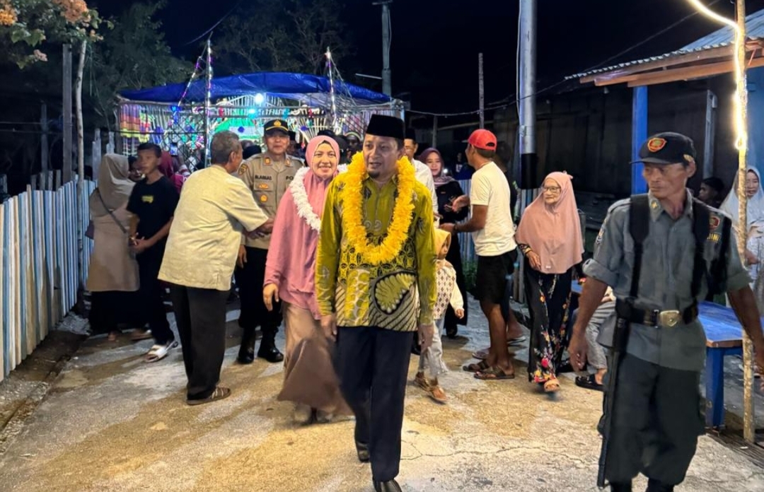 Bupati Tojo Una-Una, Ilham Lawidu SH didampingi Ketua Tim Penggerak Kabupaten Ny. Hajar Lawidu, Amd. Kep menghadiri Perayaan Malam Ketupat